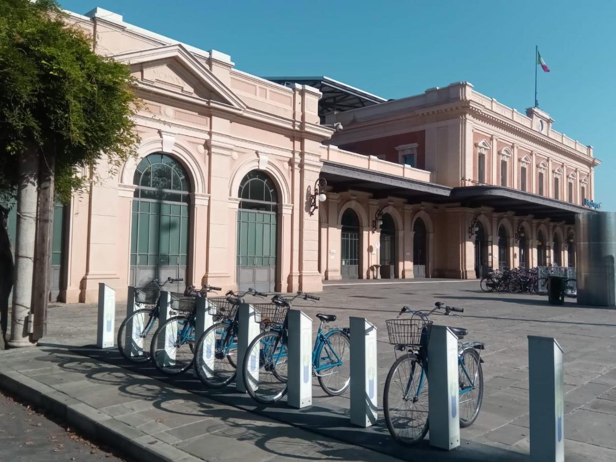 Parma Express Traveller'S Lodging Front Station Fs Parking Buitenkant foto