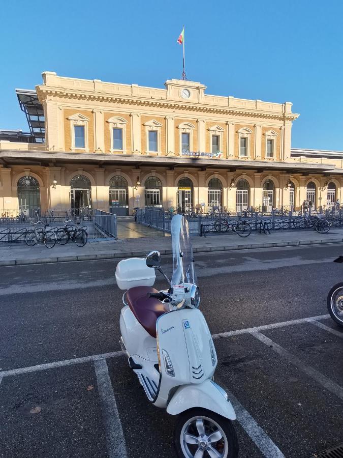 Parma Express Traveller'S Lodging Front Station Fs Parking Buitenkant foto
